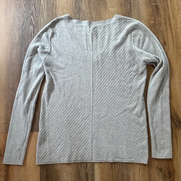 Gray V-Neck Women's Lightweight Sweater Top - Picture 4 of 4